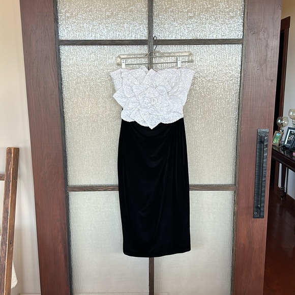 Badgley Mischka
Sequined Rose Velvet Midi Dress size 8 - Picture 9 of 15